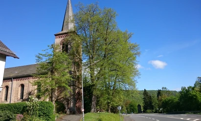 Kirche Kirchlotheim am Radweg: Kirchen am Eder-Radweg