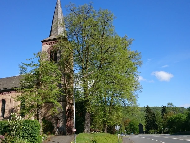 Kirche Kirchlotheim am Radweg: Kirchen am Eder-Radweg