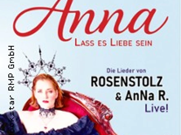 Poster mit elegant gekleideter Frau auf rotem Sofa und Schriftzug zur Musikshow Anna