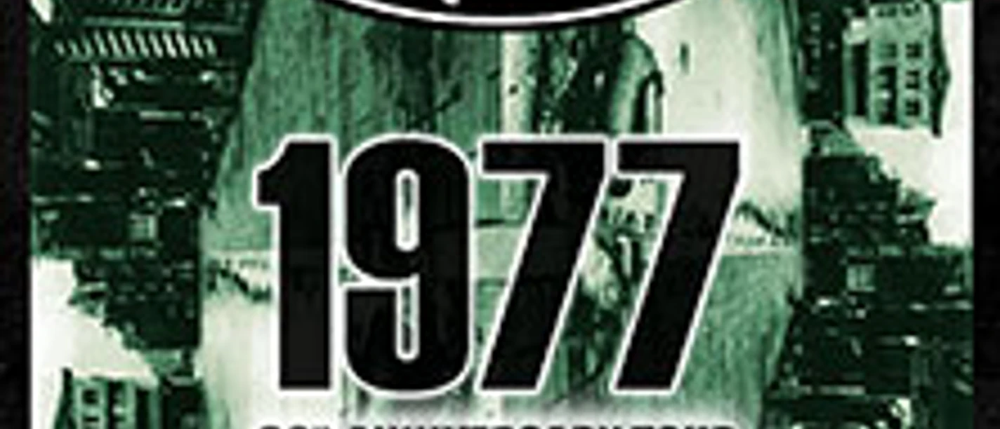 Tourplakat mit Ash‑Logo über großem 1977-Schriftzug und grünem, verzerrtem Stadtmotiv