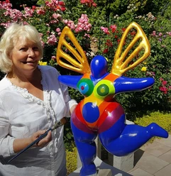 Künstlerin Judite Weitekamp mit einer Nana-Figur, Atelier Am Stemweder Berg
