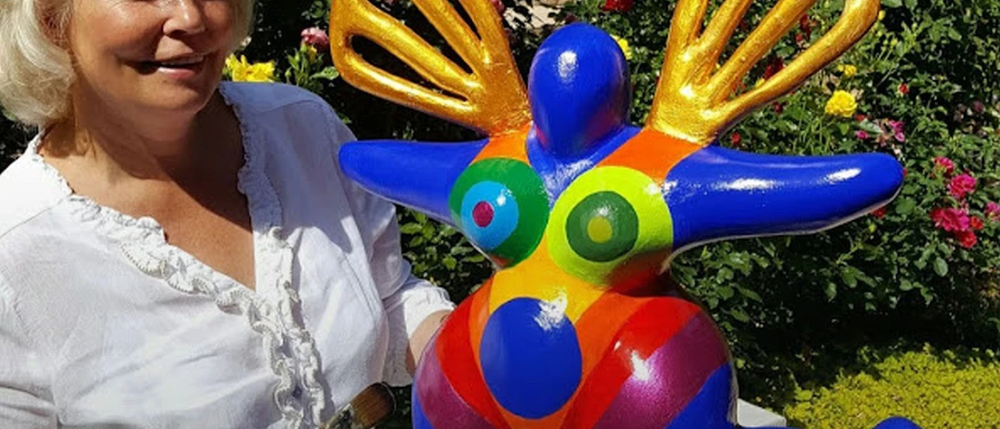 Künstlerin Judite Weitekamp mit einer Nana-Figur, Atelier Am Stemweder Berg