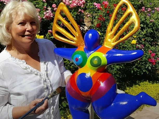 Künstlerin Judite Weitekamp mit einer Nana-Figur, Atelier Am Stemweder Berg