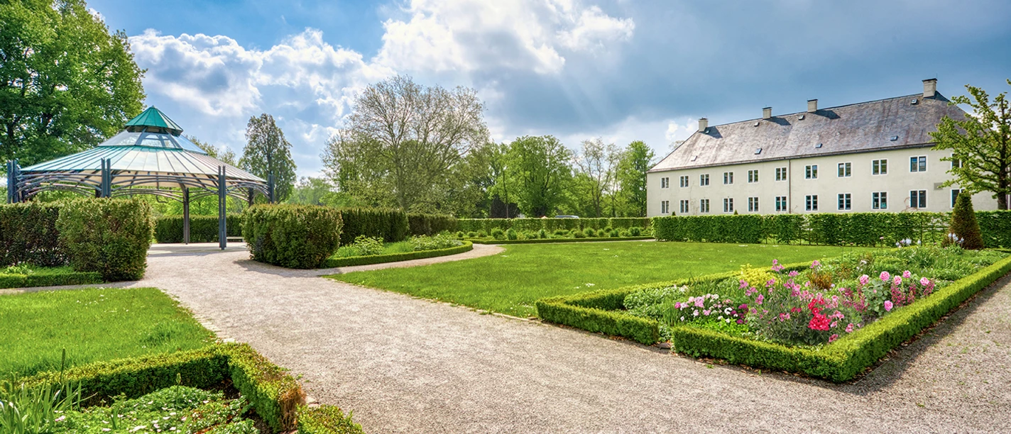 Ein Blick in den westlichen Schlosspark hinter dem Schloss Benkhausen Schlossrückseite