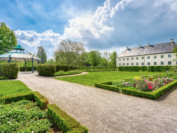 Ein Blick in den westlichen Schlosspark hinter dem Schloss Benkhausen Schlossrückseite