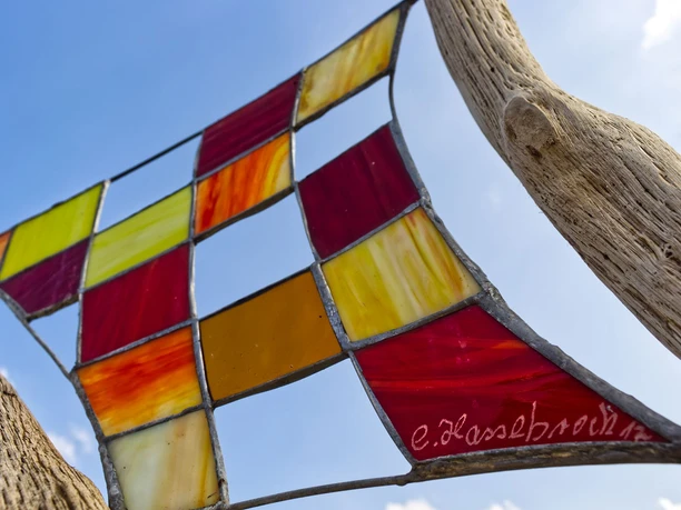 Bunte Glasobjekte im Garten von Claudia Hassebrock