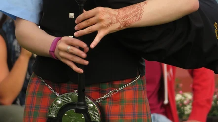 Scottish Night Eine Dudelsackspielerin im roten Kilt sorgt mit lebhafter Folkmusik für schottisches Flair.