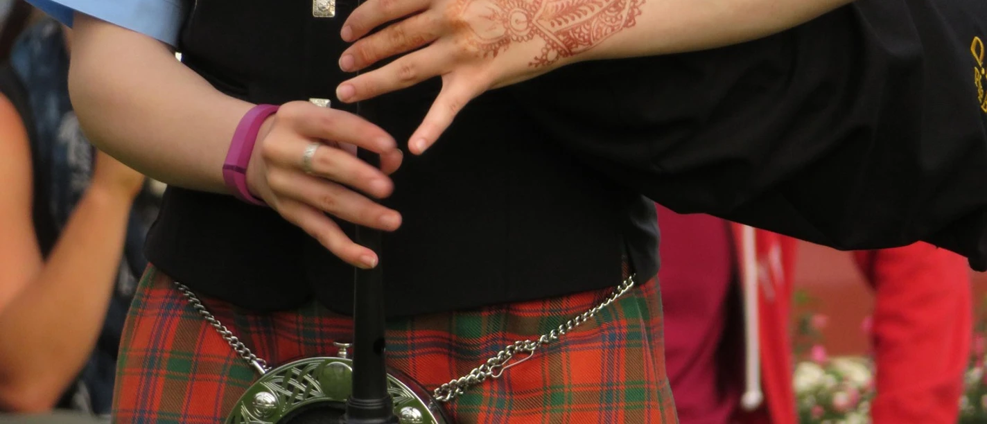 Scottish Night Eine Dudelsackspielerin im roten Kilt sorgt mit lebhafter Folkmusik für schottisches Flair.
