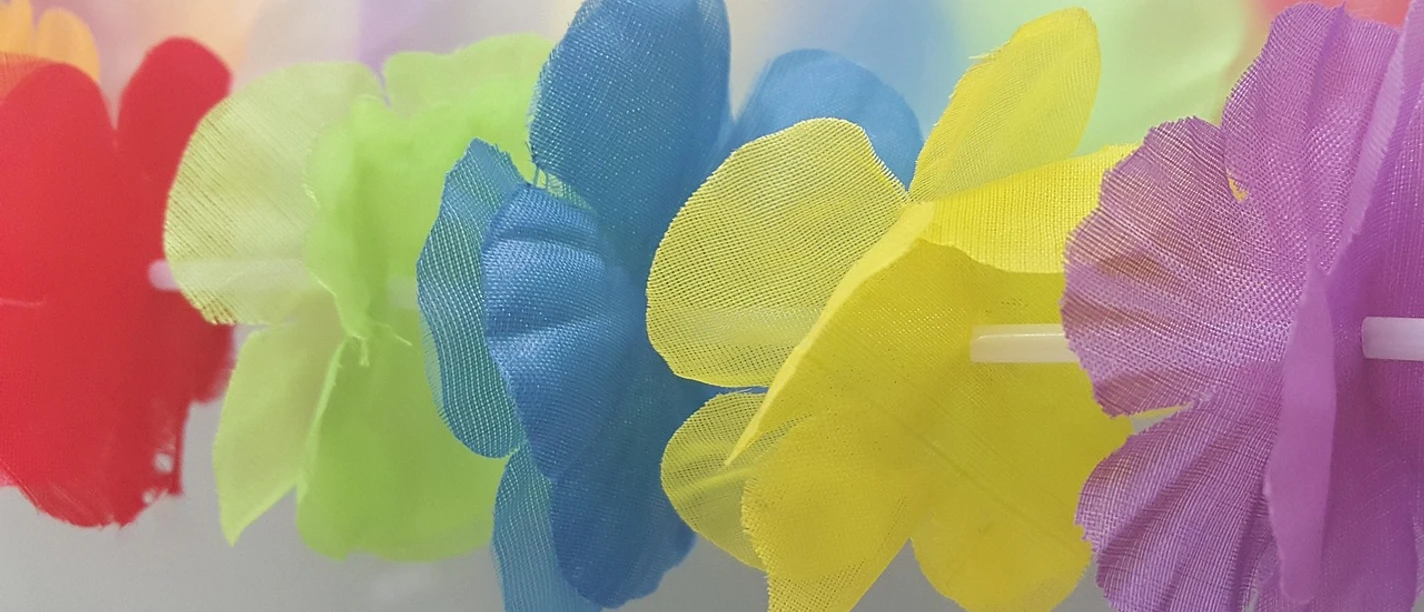 Sommerfest Bunte Hawaii-Blumenkette aus Stoff weckt Vorfreude auf das Familienfest im Campingpark.