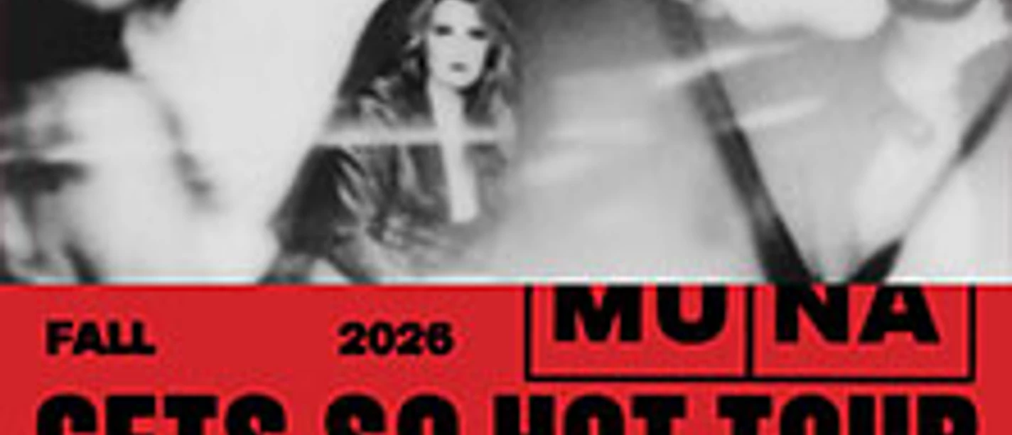 Verschwommenes Bandfoto mit rotem Bereich und Text zur Gets So Hot Tour.