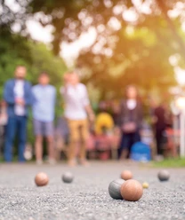 Bouleturnier Personen die Boule spielen