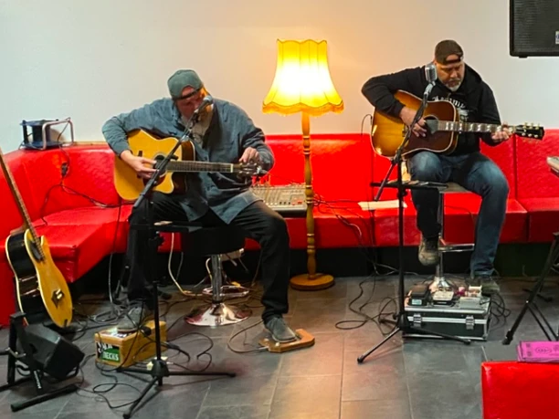 Minikonzert im Kaminzimmer Frank Naevecke vom Musikhof Wolfsburg.JPG Minikonzert im Kaminzimmer des Musikhofs