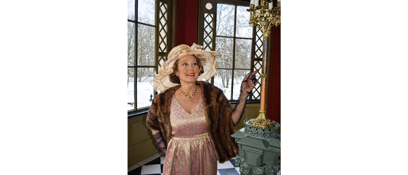 Gräfin Julia 2 NEU.jpg Gräfin Julia in historischem Kostüm mit großem Hut an einem Fenster in Schloss Evenburg.