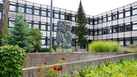 Amtsgericht Salzgitter_HD_16zu9.JPG Postmoderner Bau des Amtsgerichts Salzgitter. Davor Bäume, rote Rosen und eine Skulptur.