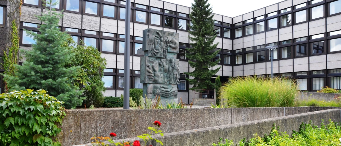 Amtsgericht Salzgitter_HD_16zu9.JPG Postmoderner Bau des Amtsgerichts Salzgitter. Davor Bäume, rote Rosen und eine Skulptur.