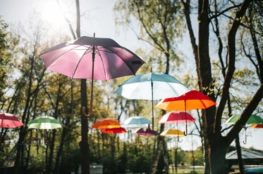 rathenow-optikpark-bunte-regenschirme.jpg