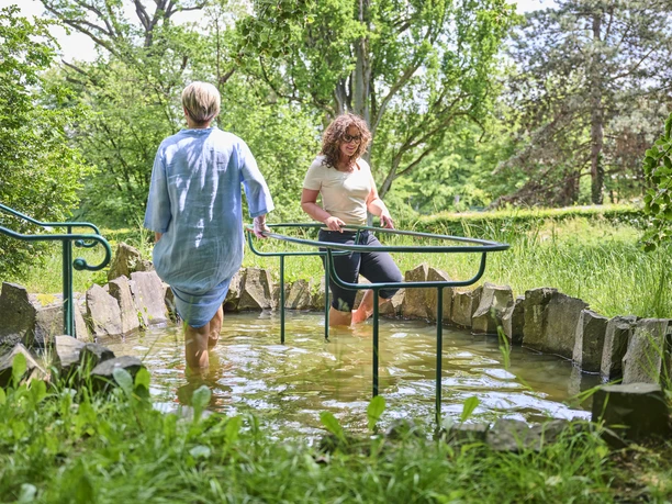 Kneipen im UNESCO Welterbe Bergpark Wilhelmshöhe_MULANG Zwei Frauen kneippen in der Anlage.