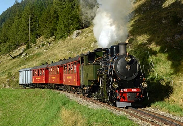 Dampfbahn Richtung Gletsch, Sommer, Grüne Berglandschaft