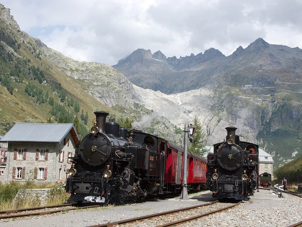 Dampfbahn in Gletsch, Sommer, Grüne Berglandschaft