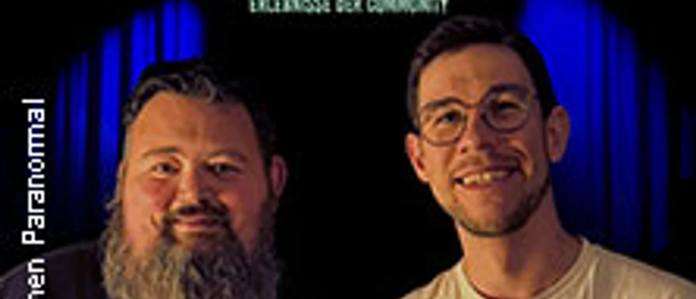 Zwei lächelnde Personen vor beleuchteter Bühne mit Logo der Paranormal Livegeflüster Tour.