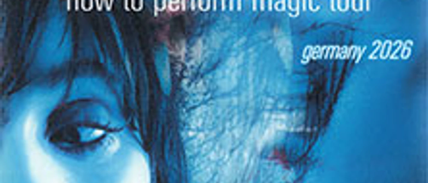 Blau getöntes Tourplakat mit teilweisem Porträt und Schriftzug zur Magic Tour 2026