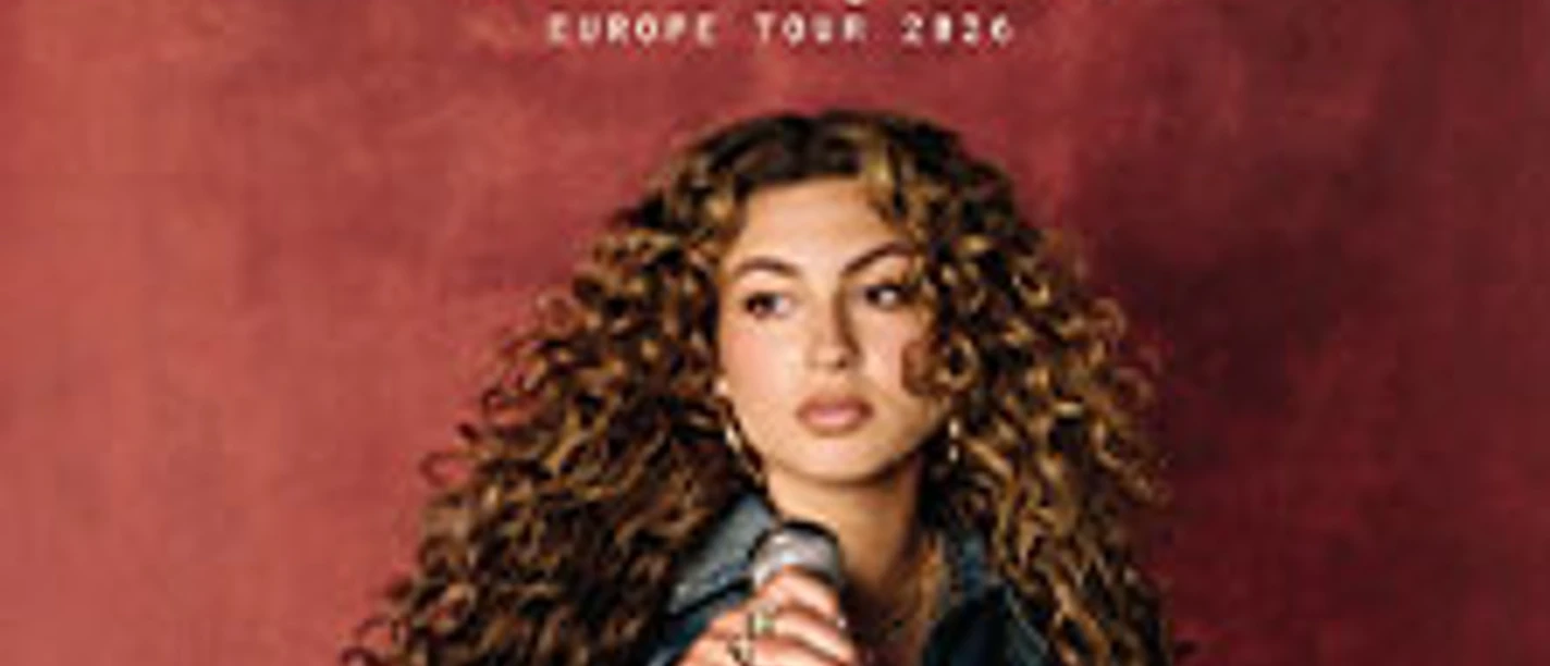 Red poster mit Person mit Locken vor rotem Hintergrund und Schriftzug God Must Really Love Me