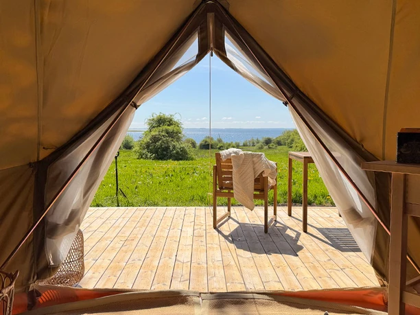 Stenholthus-Glamping-vågn-op-til-havudsigt
