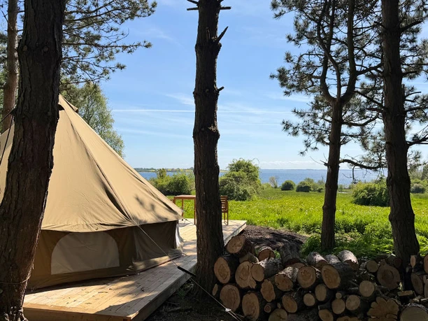 Stenholthus-Glamping-med-udsigt-nær-Gendarmstien