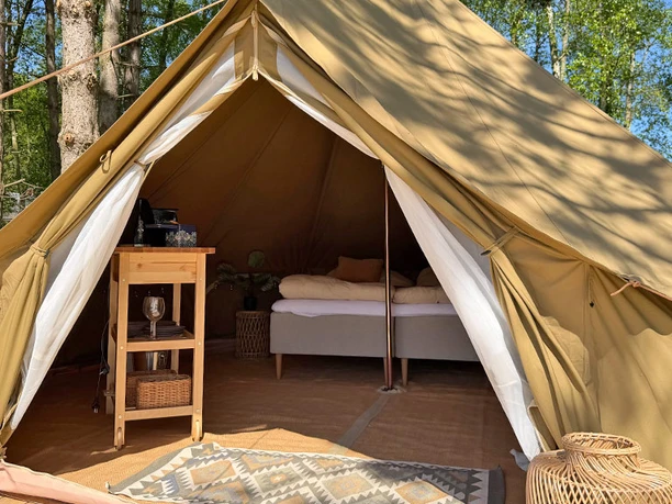 Stenholthus-Glamping-hygge-og-luksus-nær-Gendarmstien