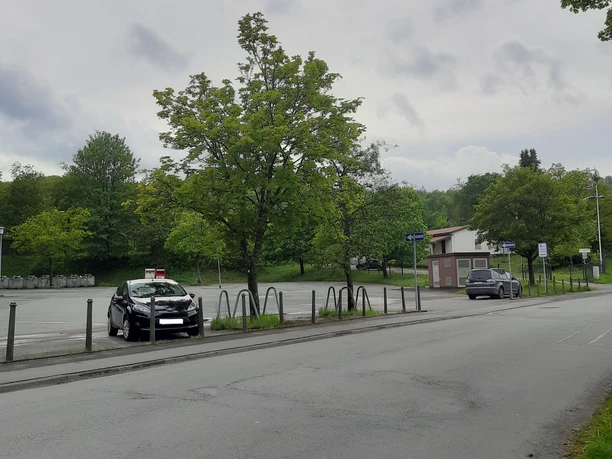 Zufahrt zum Stellplatz Battenberg Schwimmbad Sie sehen die Zufahrt von der Hauptstraße zum Stellplatz Battenberg Schwimmbad.