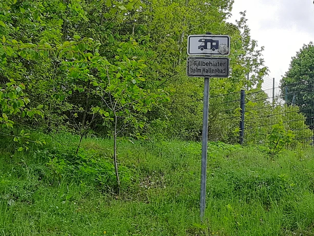 Hinweisschild Stellplatz Battenberg Schwimmbad Sie sehen das Hinweisschild für den Wohnmobilstellplatz in Battenberg am Schwimmbad