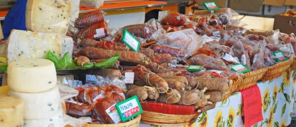 Kalabrien_Mercato-Tropea-2_bearbeitet-scaled-e1602772446812-1068x459.jpg