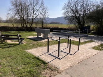 Kneipp-Tretbecken in Beverungen Kneipptretbecken mit Geländern und Sitzbank an Wiese bei Beverungen im März