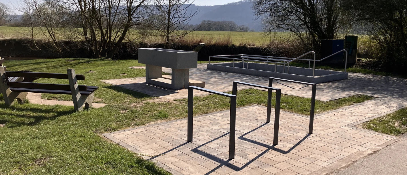 Kneipp-Tretbecken in Beverungen Kneipptretbecken mit Geländern und Sitzbank an Wiese bei Beverungen im März