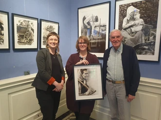 Museumsleitung Claudia Stuckenberg, Künstlerin Sandra Maas und der Vorsitzende des Kreisheimatbundes Bersenbrück Franz Buitmann_C_Landkreis Osnabrück.jpg