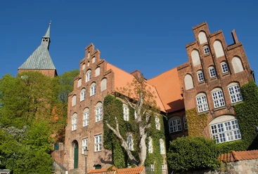 14-MÖ_Rathaus-Kirche.jpg
