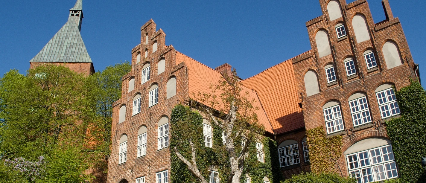 14-MÖ_Rathaus-Kirche.jpg