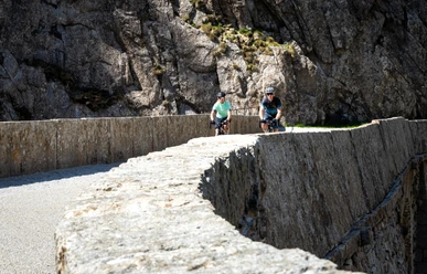 Rennradfahrer auf Teufelsbrücke