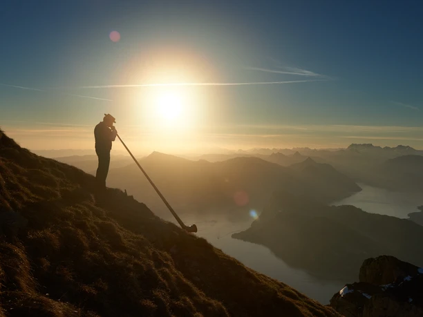 Pilatus Alphorn Spieler bei Sonnenaufgang