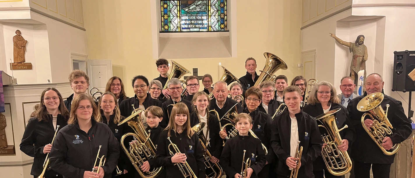 Posaunenchor Steinhuder Meer Gruppenbild Musiker des Posaunenchores mit Blechblasinstrumenten in der St. Petruskirche.