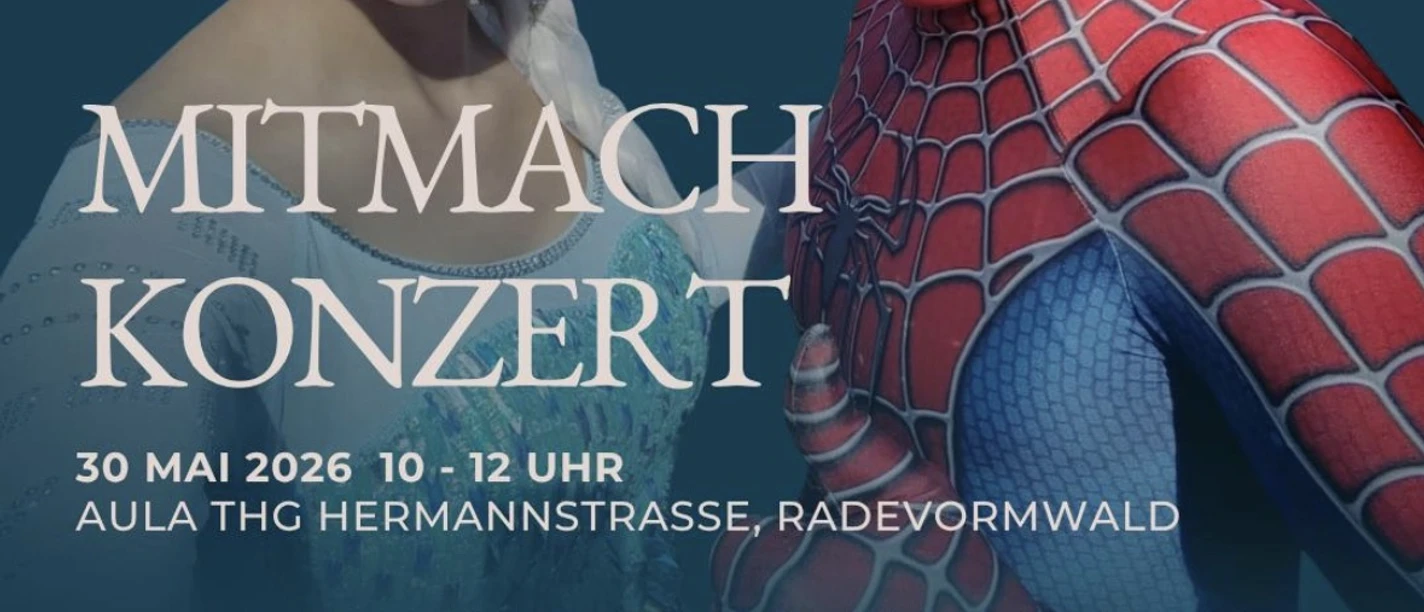 Mitmachkonzert Zwei verkleidete Figuren als Schneekönigin und Spinnenheld vor Konzertankündigung
