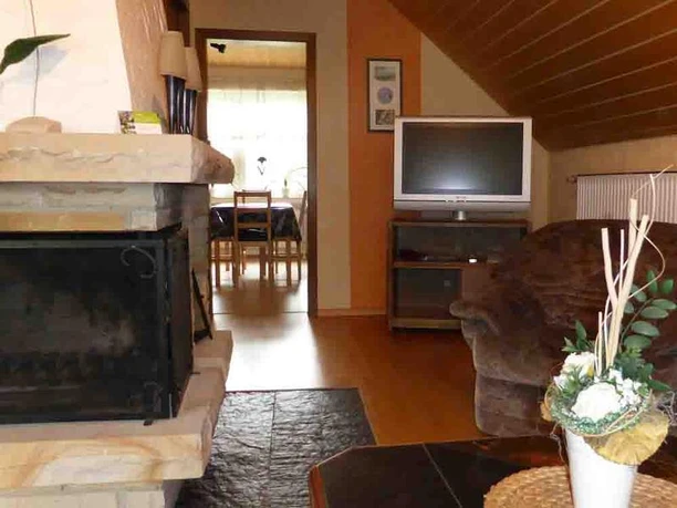 Wohnzimmer Kamin.jpg