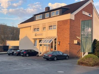 Hotel Bevertal Außenansicht des Hotel Bevertal mit Parkplatz, Eingangsvordach und Backsteinfassade