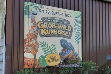 Winkelmanns Kürbisausstellung Plakat an Scheunenwand zur Kürbisausstellung mit Tier- und Dinofiguren