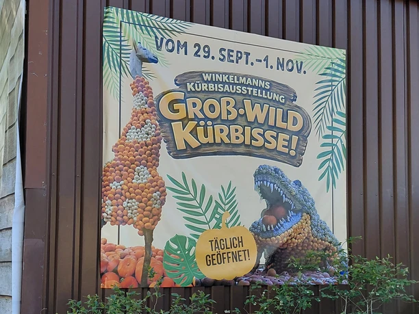 Winkelmanns Kürbisausstellung Plakat an Scheunenwand zur Kürbisausstellung mit Tier- und Dinofiguren
