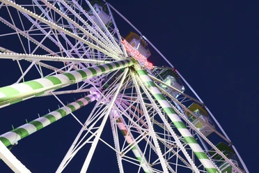 Waldbröler Stadtfest Beleuchtetes Riesenrad mit grünen Streben vor dunklem Nachthimmel