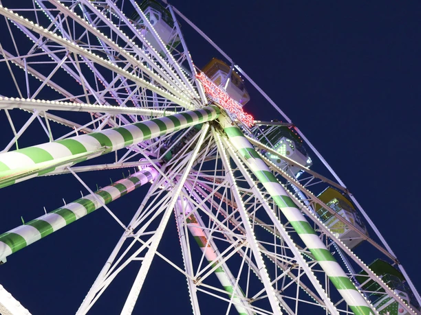Waldbröler Stadtfest Beleuchtetes Riesenrad mit grünen Streben vor dunklem Nachthimmel