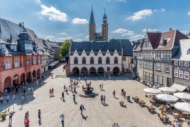 Marktplatz mit Rathaus_GOSLAR marketing gmbh_diedrehen.de.jpg