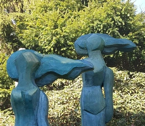 Frauen im Wind, Skulpturen von Inese Kruze im Dt. Windkraftmuseumlpturen von Inese Kruze im Dt. Windkraftmuseum.jpg