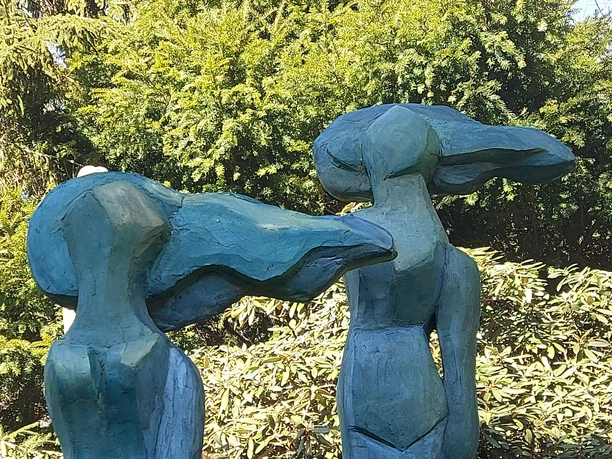Frauen im Wind, Skulpturen von Inese Kruze im Dt. Windkraftmuseumlpturen von Inese Kruze im Dt. Windkraftmuseum.jpg